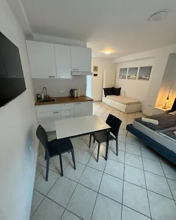 Cozy Flat Near Tivoli Park With Free Parking דירה